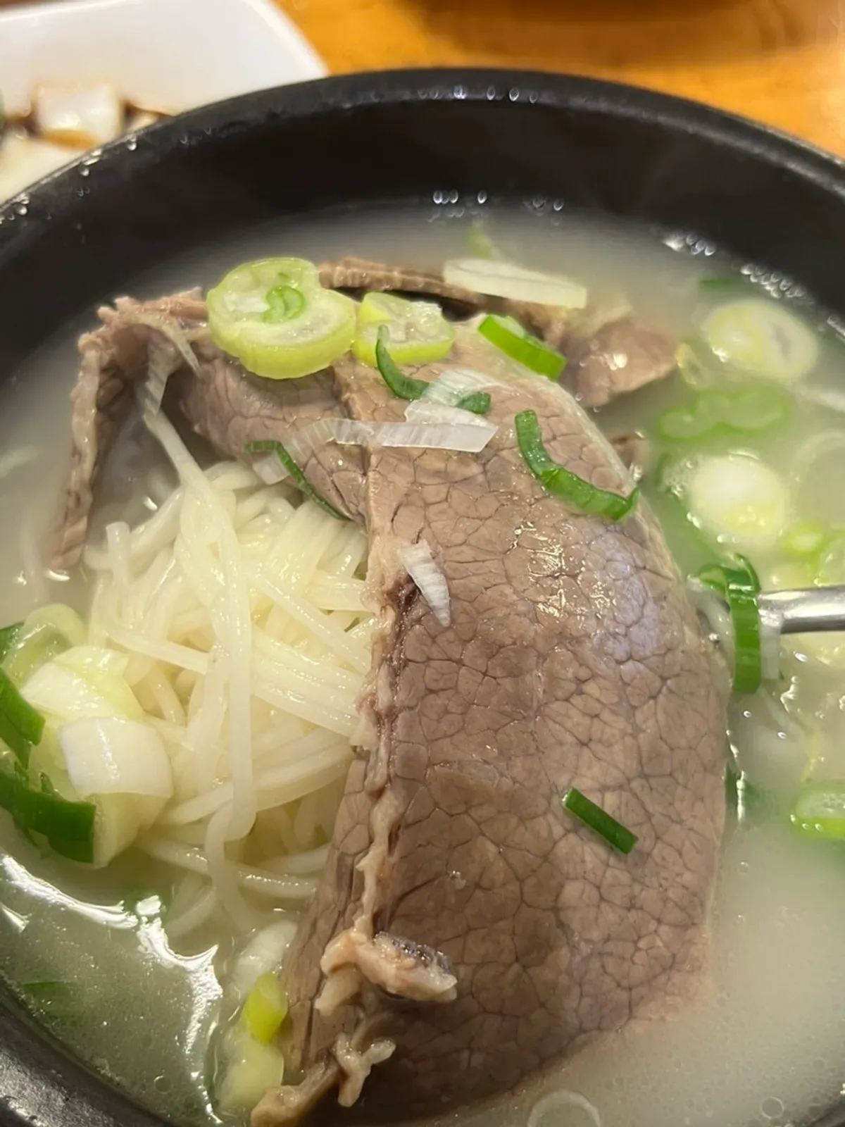 A bowl of Hanwoojang's special seolleongtang with pale broth