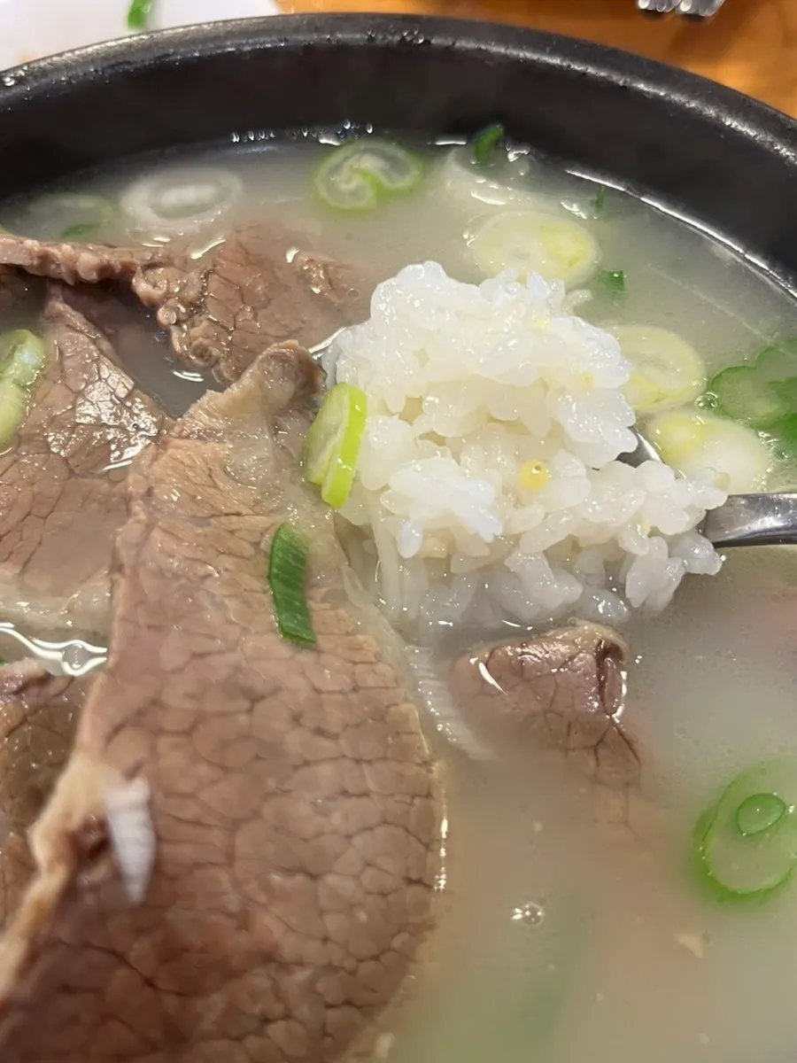 Picking up a chewy piece of tripe from the yangtang
