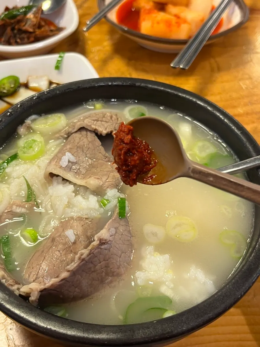 Eating noodles together with the broth
