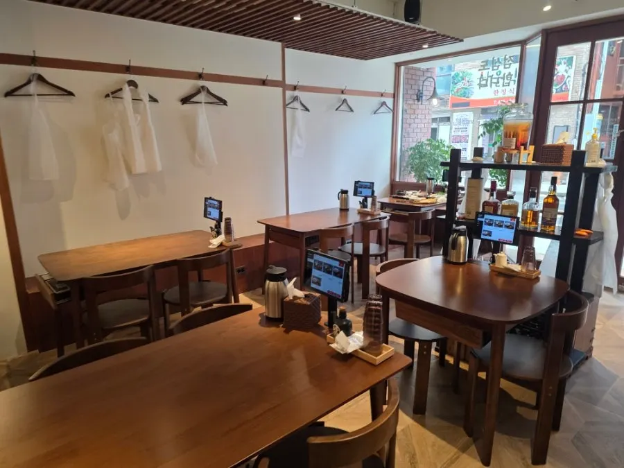 深山菜包肉用餐相关场景