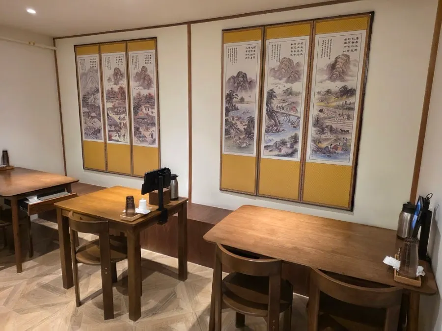 带孩子到访深山菜包肉的用餐场景