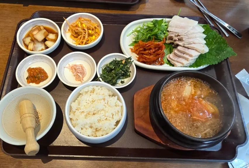 各自单独上桌的菜包肉用餐