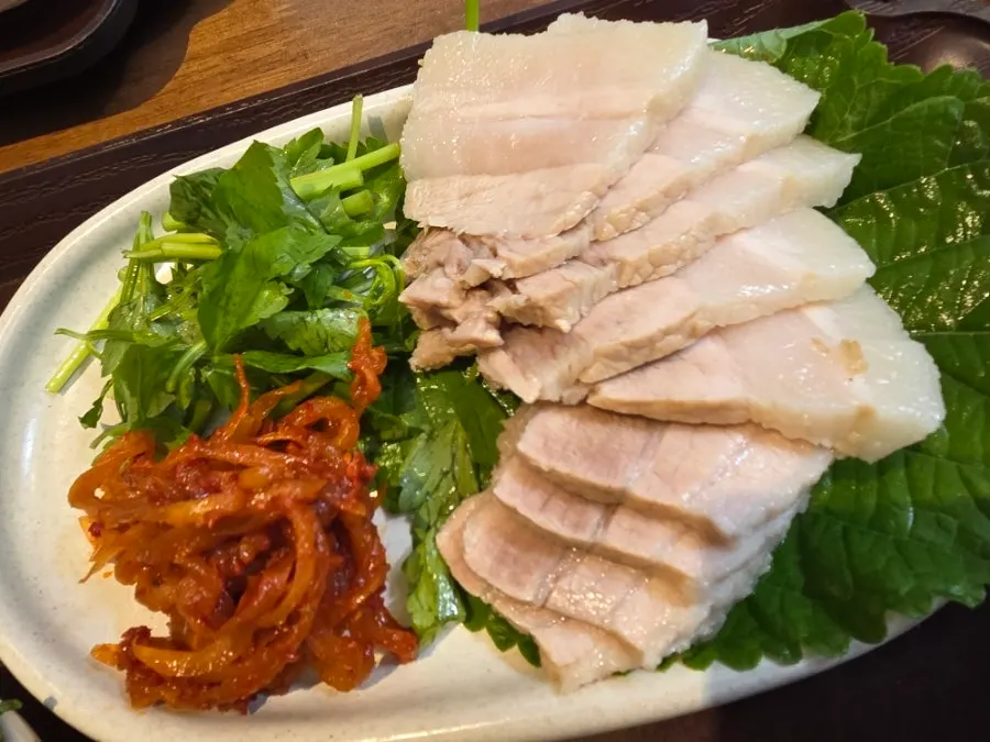 搭配泡菜的深山菜包肉菜包肉
