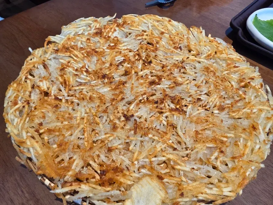 酥脆芝士土豆煎饼用餐场景