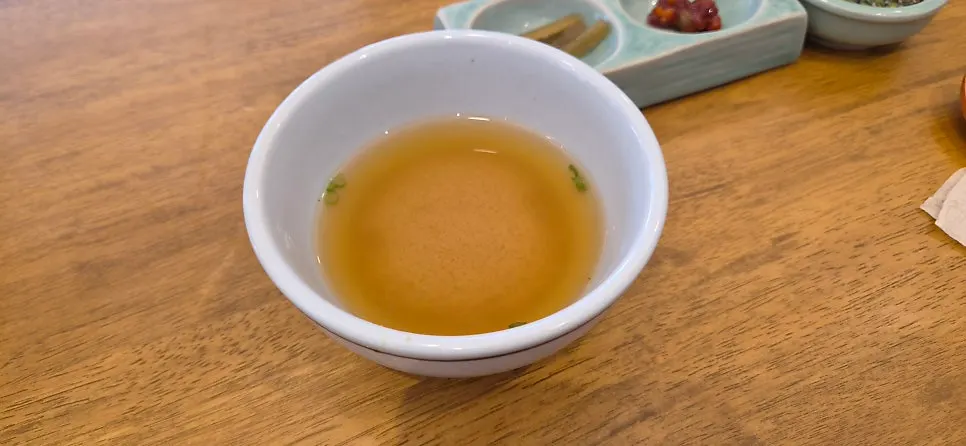 비빔젓갈과 상추대 무침 반찬