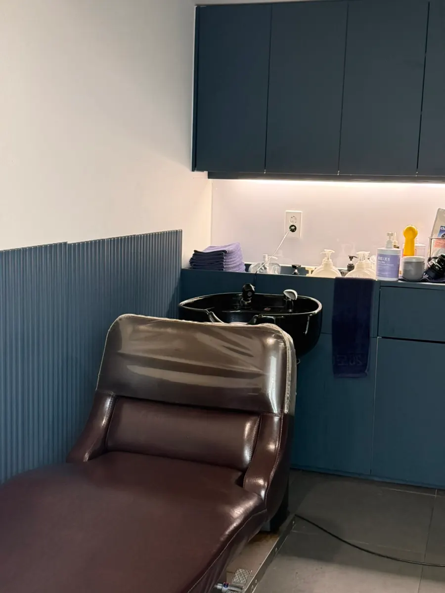 Shampoo room with two seats