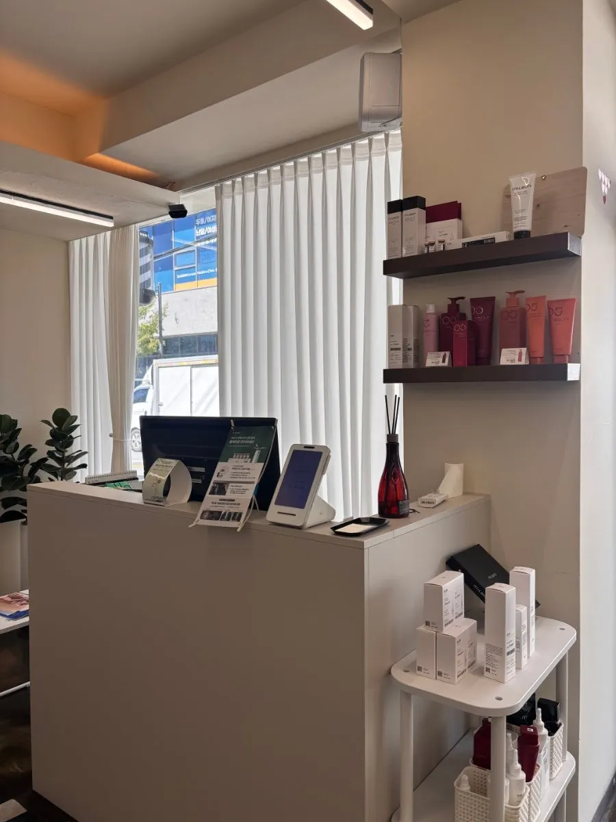 Styling area with large mirrors and lighting
