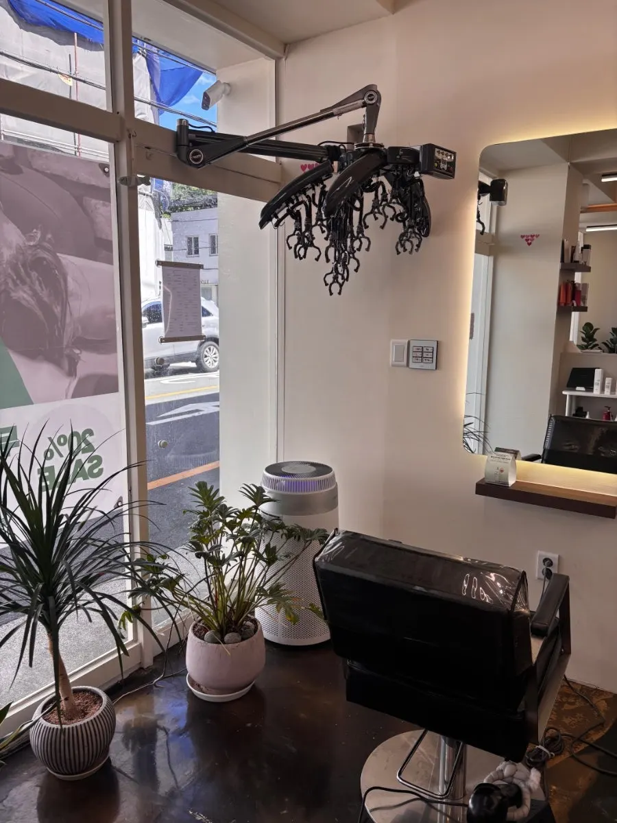 Neatly arranged hair styling seats at Momentium