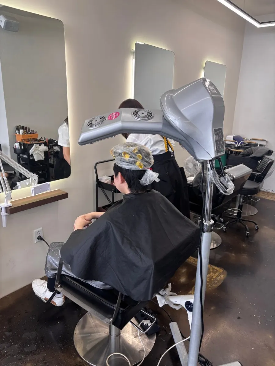 Shampoo room during a men’s perm service