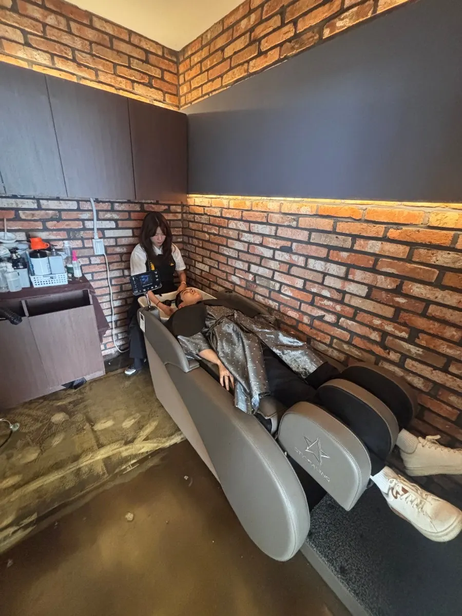 Comfortable reclining shampoo seat