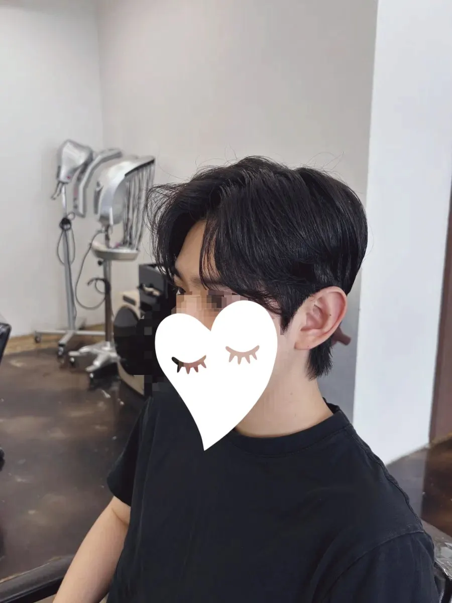 Leaf-perm fringe naturally parted to both sides