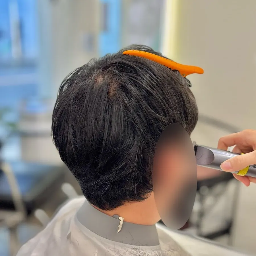 염색 전 모발 색상 확인 장면