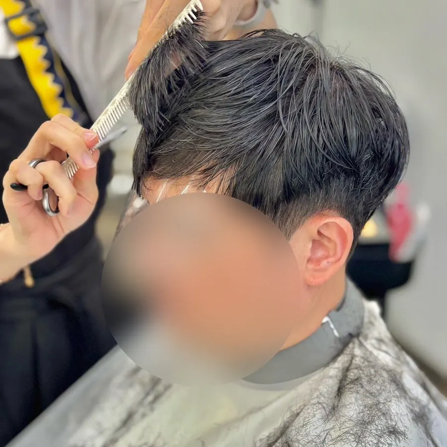 귀 주변과 뒷머리를 정리한 커트 모습