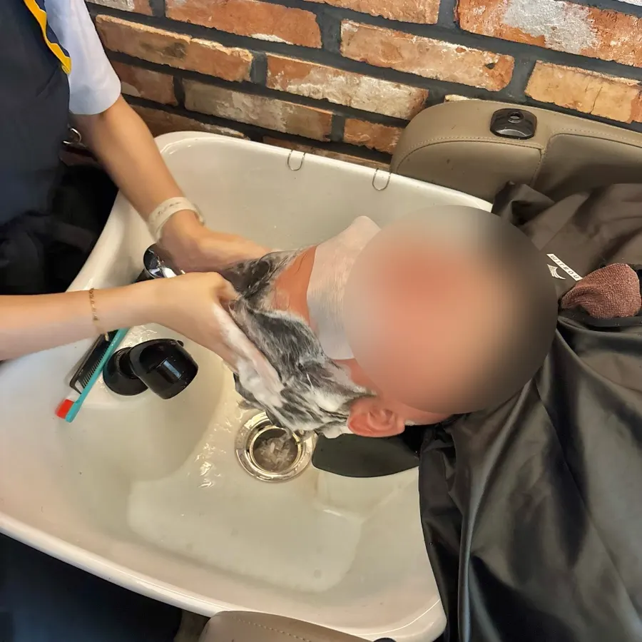 염색 후 샴푸 진행 장면