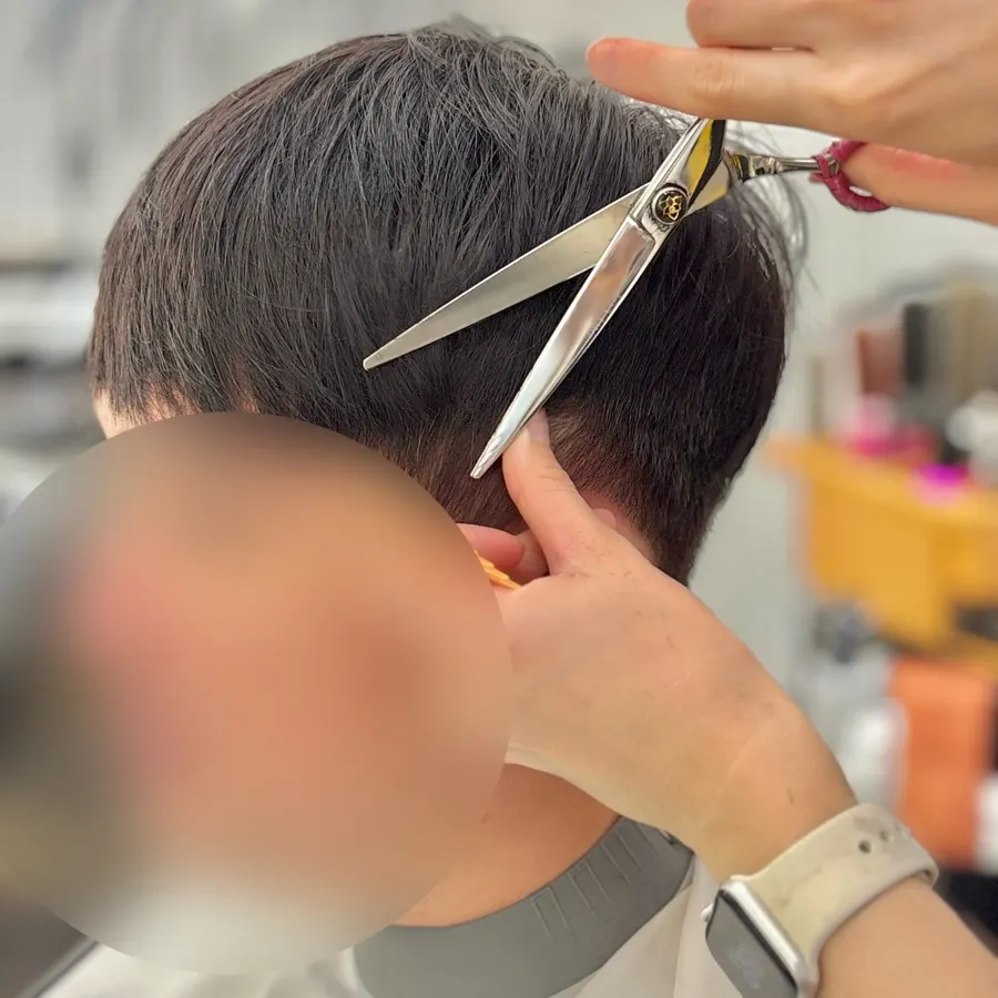 커트로 정리된 얼굴 주변 라인