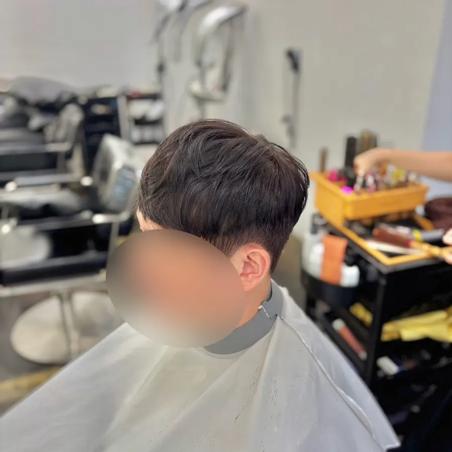 옆머리와 뒷머리가 정돈된 두상 실루엣