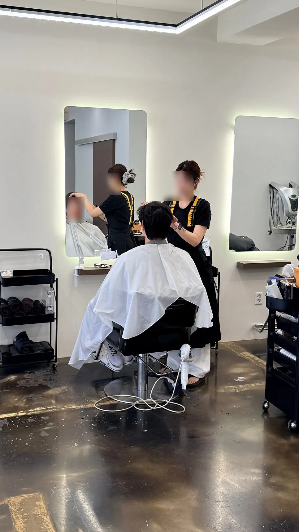 Salon cape with a rubber neck