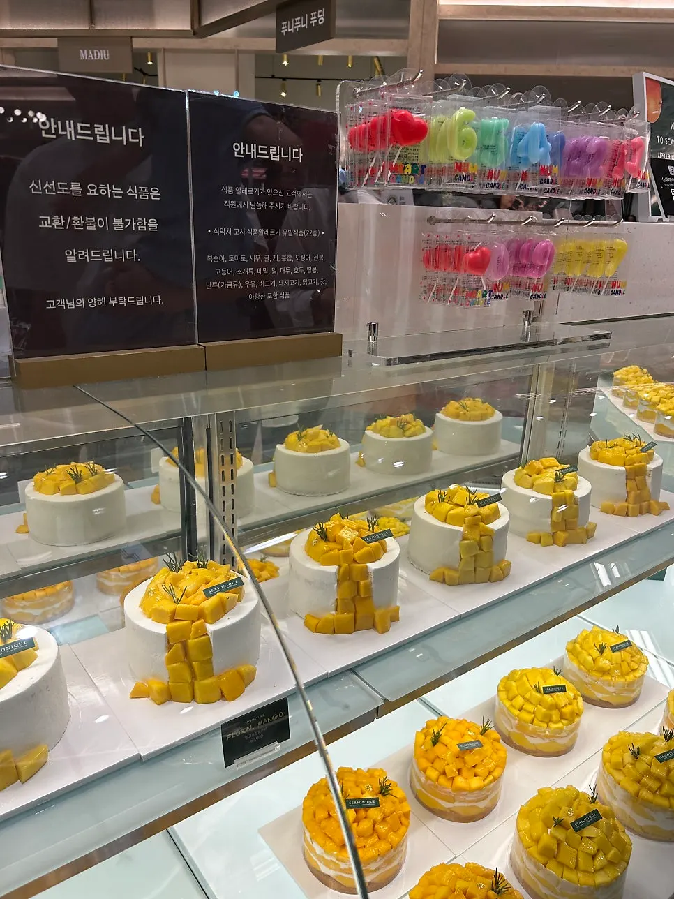 상자에 담긴 무화과 케이크