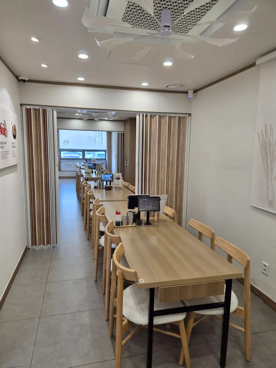 Dining hall with single seats and a group room