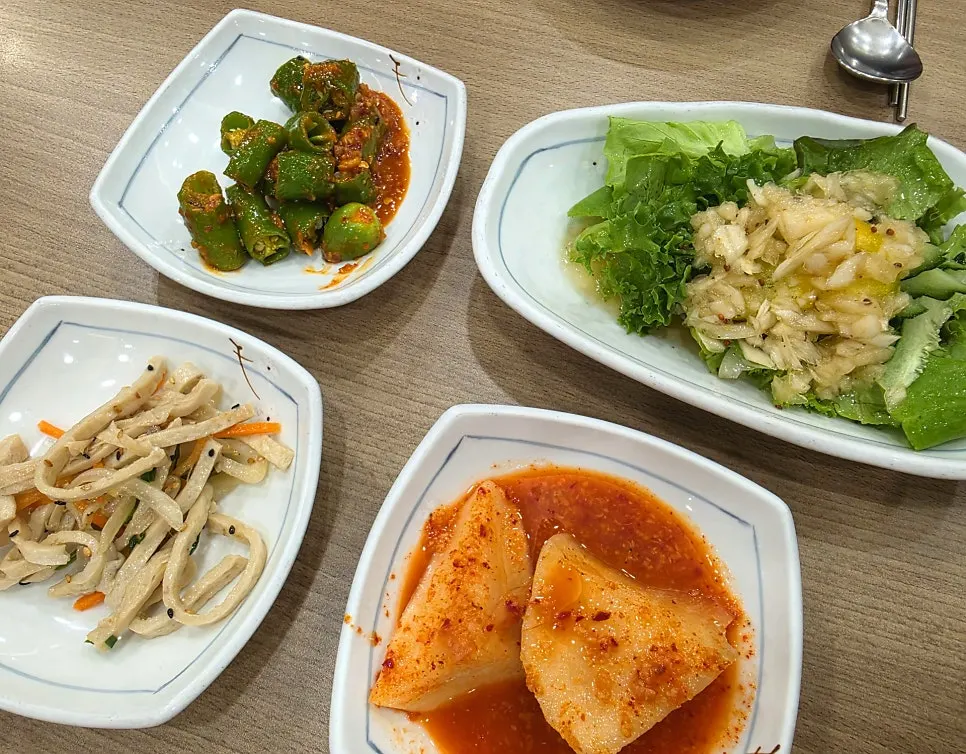 주문 후 차려진 기본 상차림