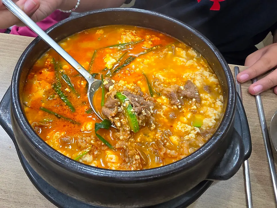 순두부뚝배기 속 차돌 건더기