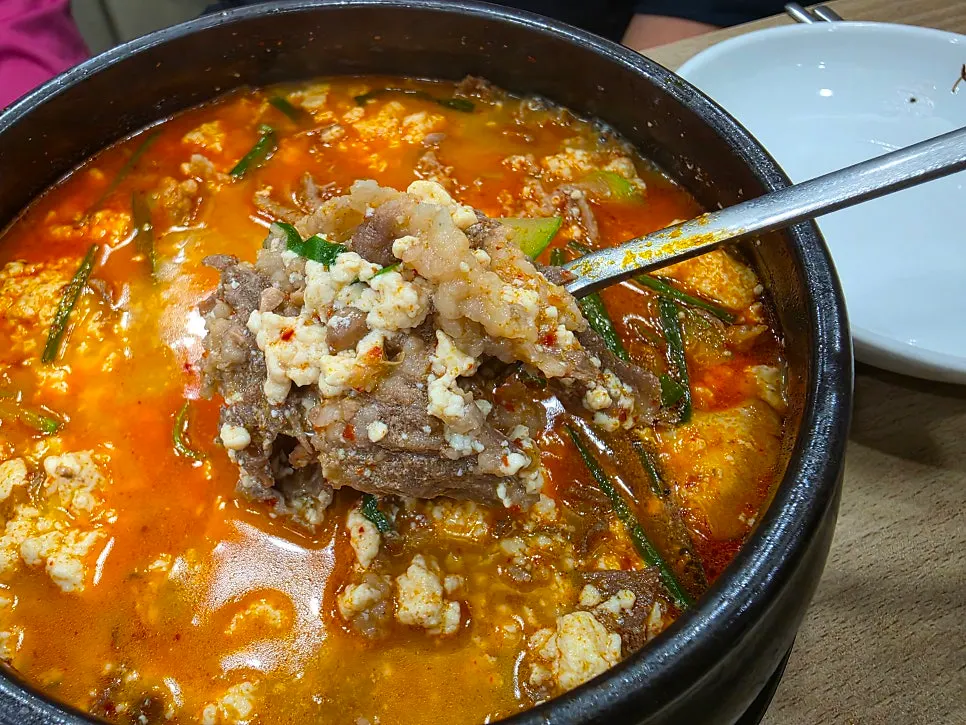 숟가락으로 떠올린 부드러운 순두부