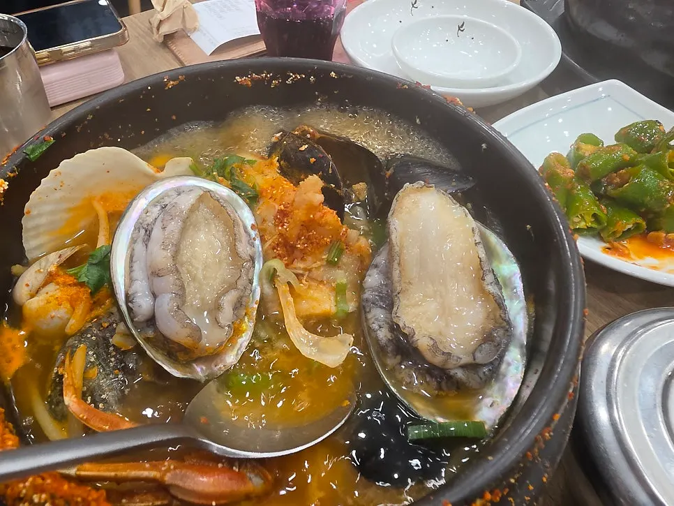 활전복이 올라간 청국장해물뚝배기