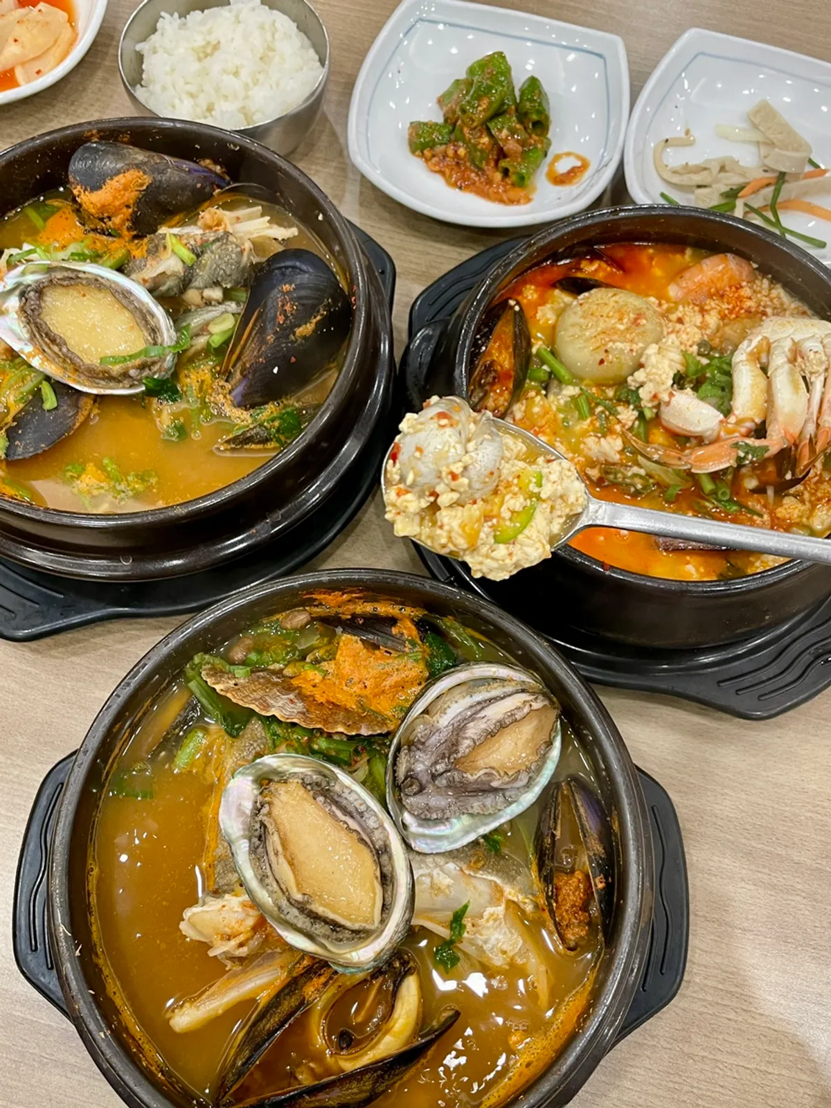 활전복이 올라간 청국장 해물 뚝배기
