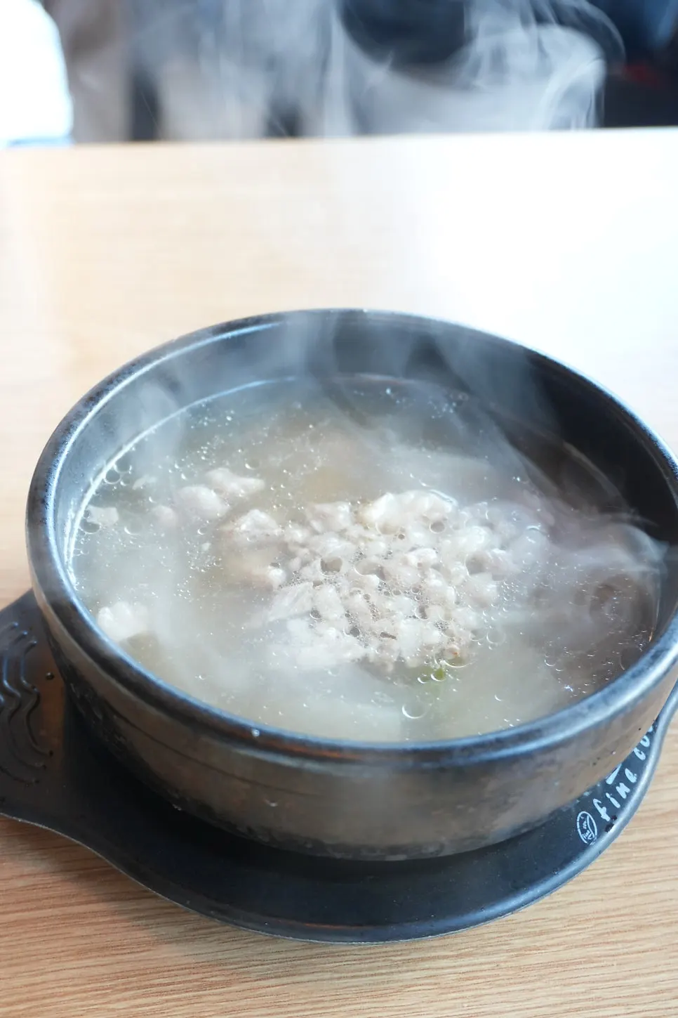 한상 가득 차려진 미향뭉티기 밑반찬