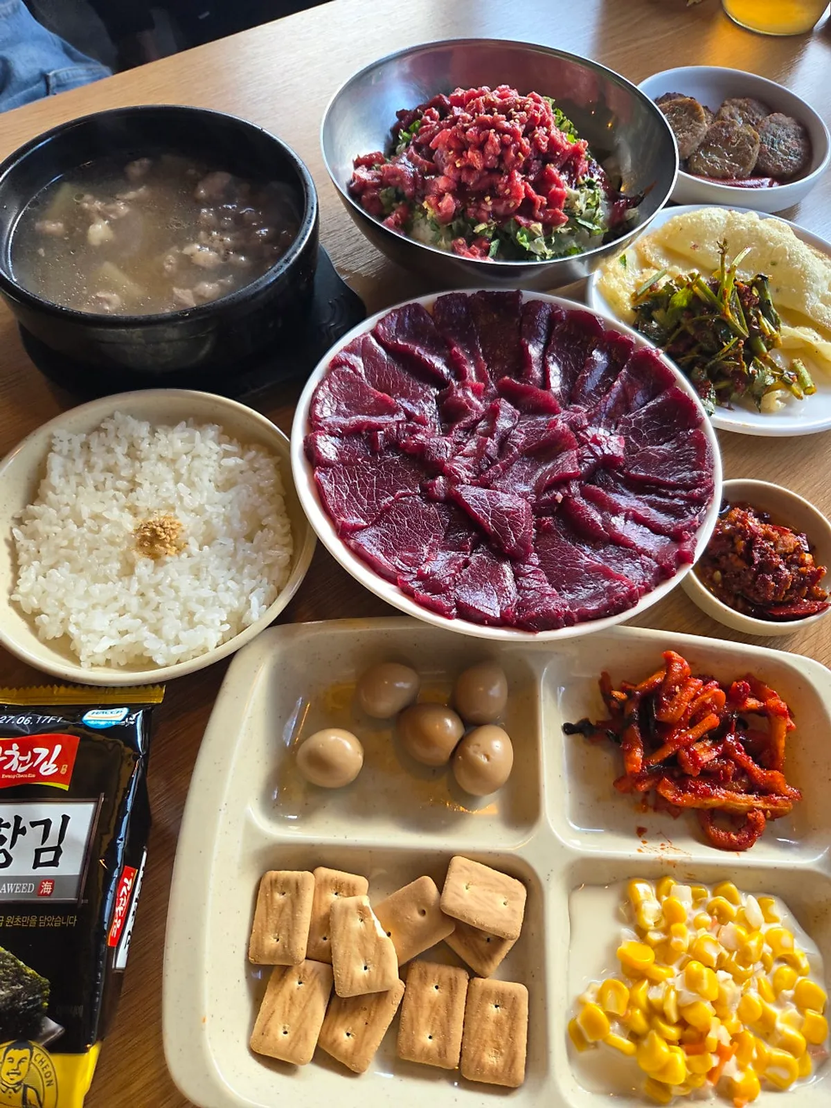 가득 담긴 미향뭉티기 뭉티기와 육회비빔밥