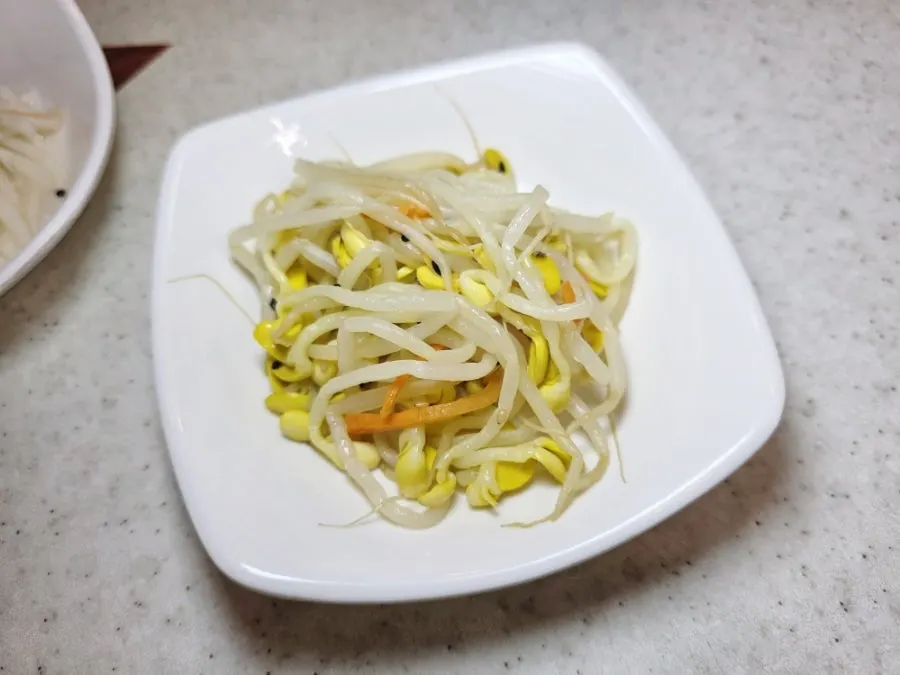 Lightly seasoned bean-sprout salad