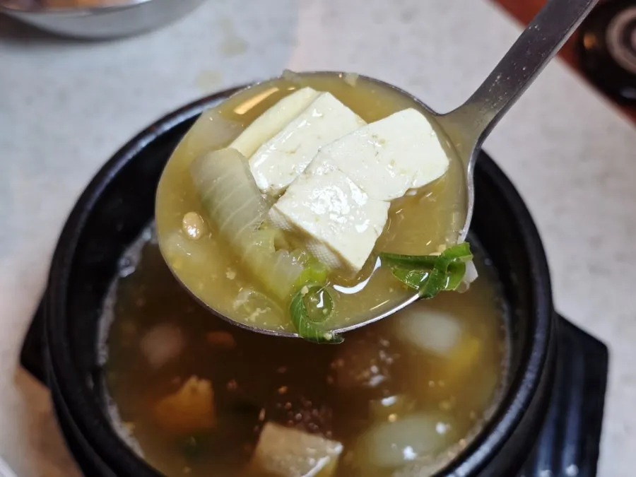 Special sauce mixed with bean sprouts