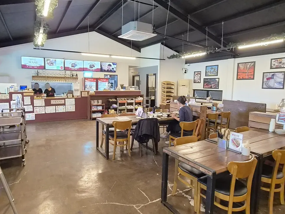 Seating area at Modak Texas Barbecue Palgongsan Branch