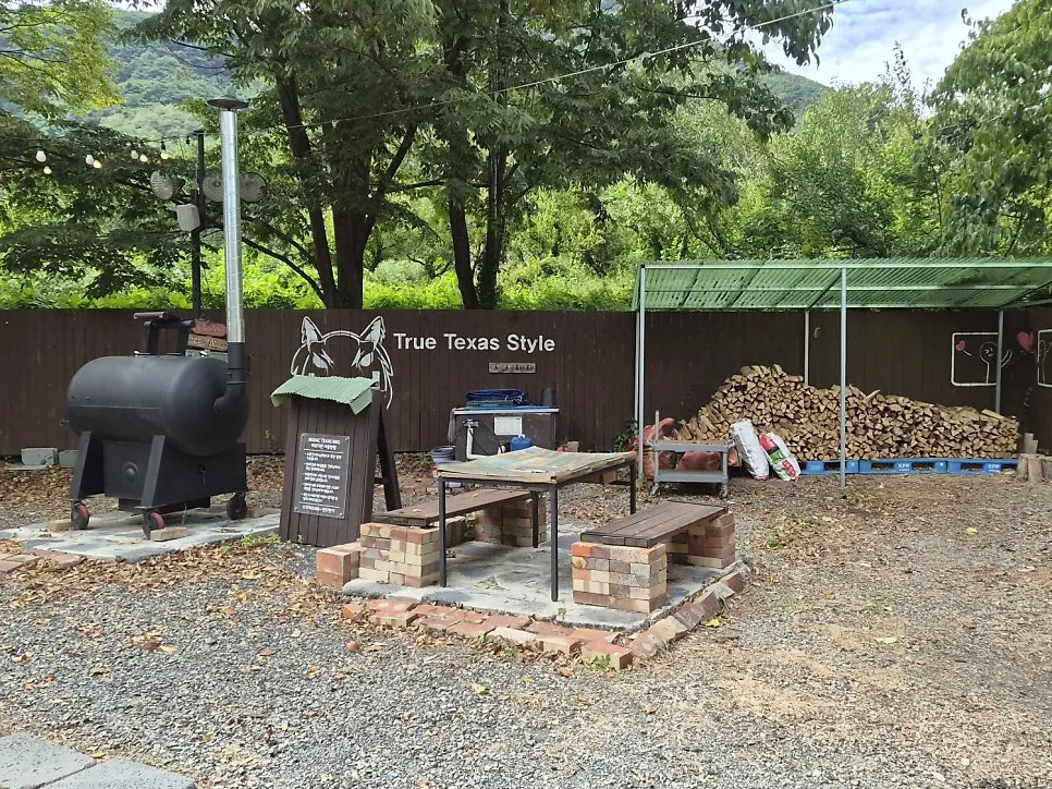 Seating scene at Modak Texas Barbecue Palgongsan Branch