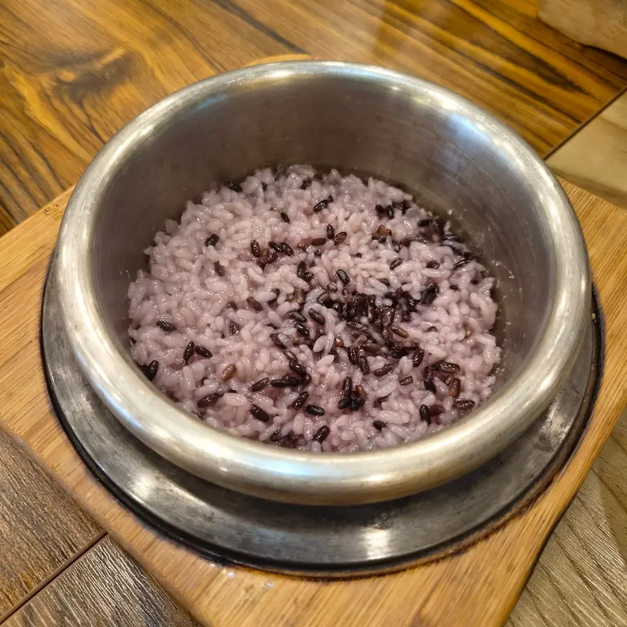Firm, springy stone-pot rice