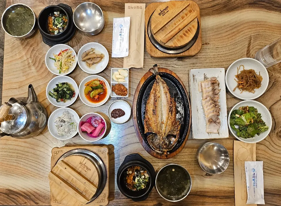 A meal of herbal boiled pork, grilled mackerel, and stone-pot rice