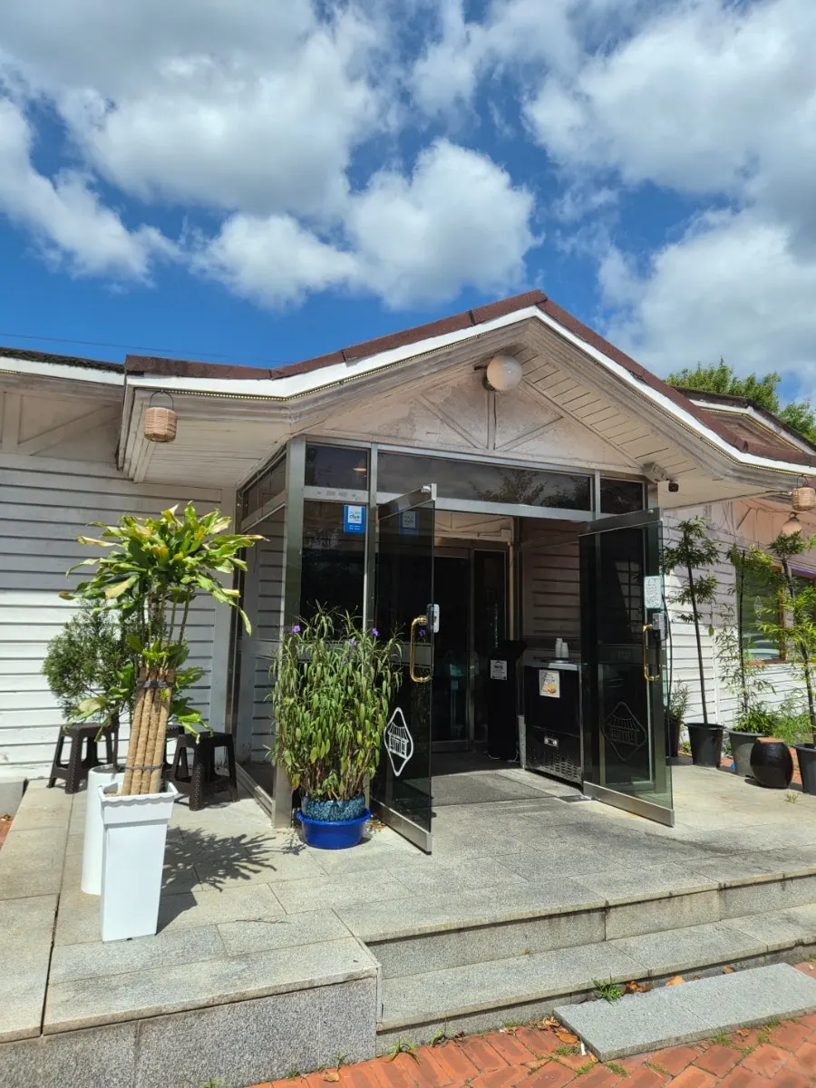 Large parking area in front of the restaurant