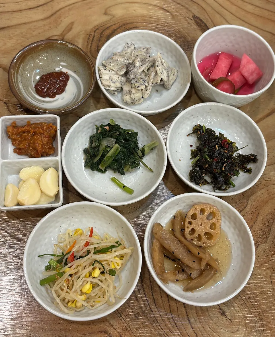 정갈하게 차려진 쌈밥 밑반찬