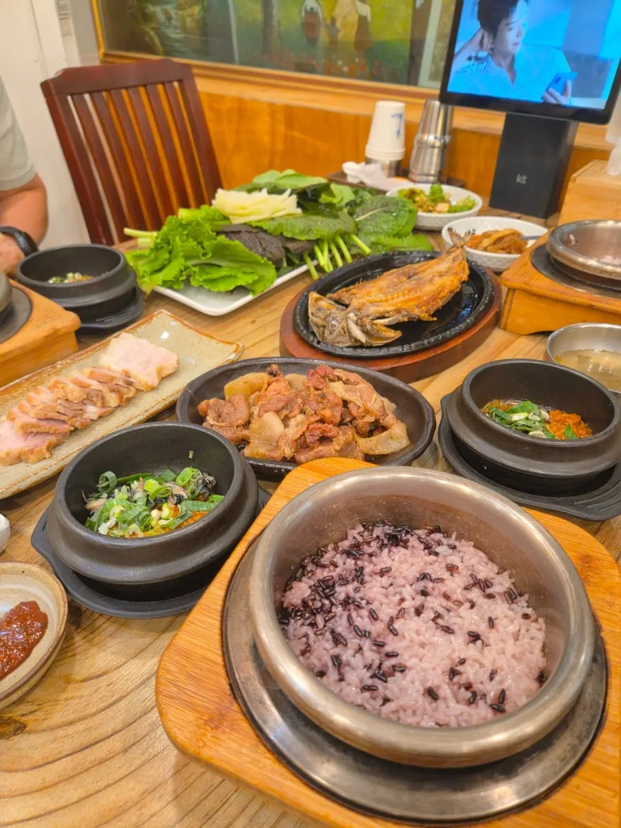 Self-serve bar for extra side dishes