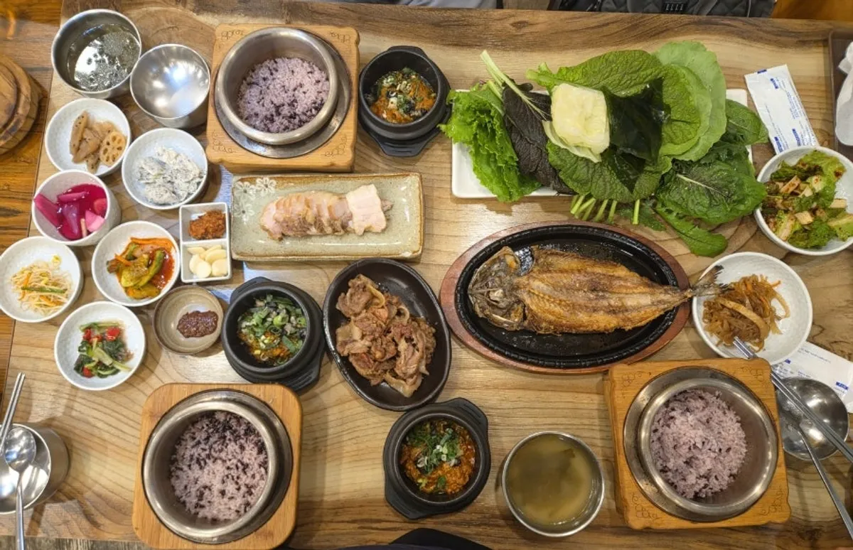 Ssambap spread with boiled pork, mackerel, and bulgogi