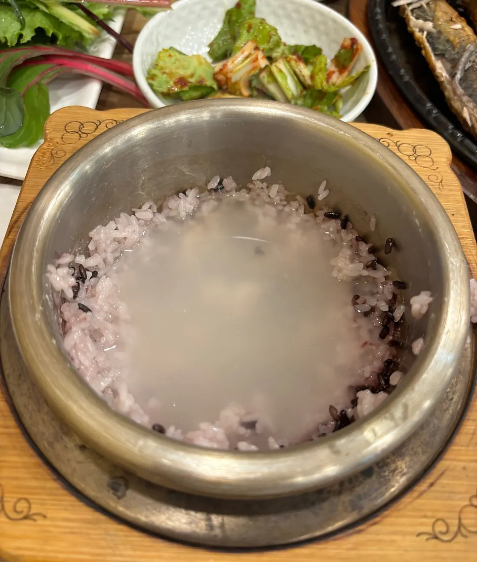 돌솥밥에 물을 부어 만든 누룽지