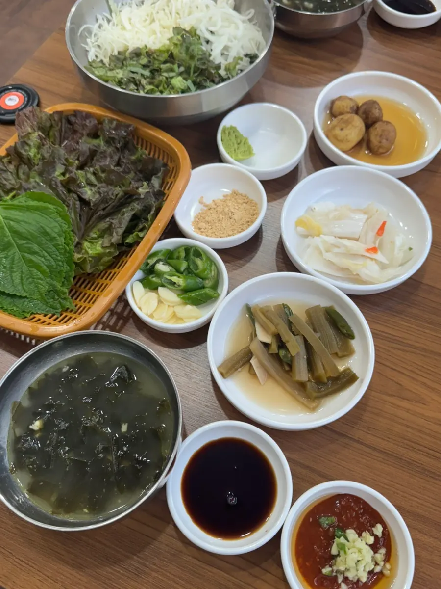 차려진 밑반찬 한 상