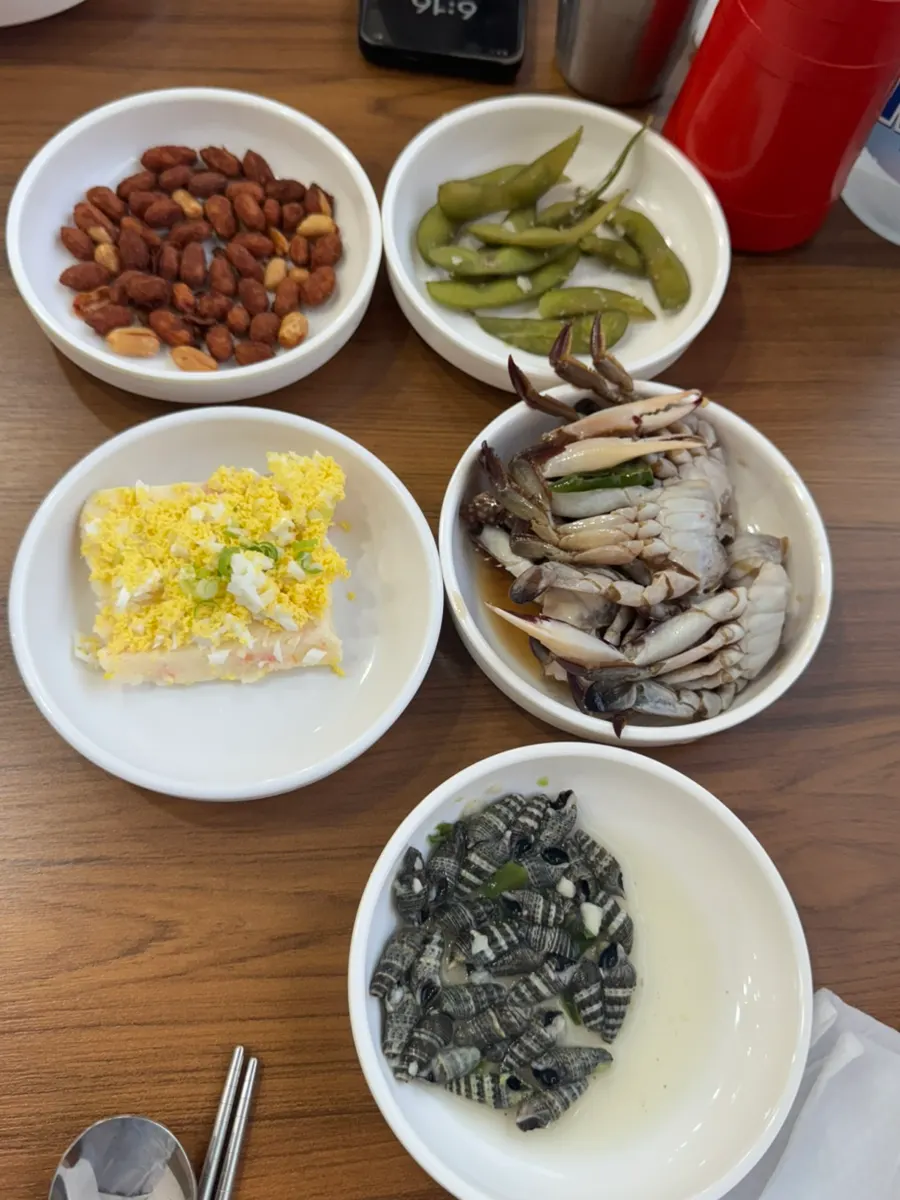 가자미 미역국과 장아찌, 백김치 밑반찬