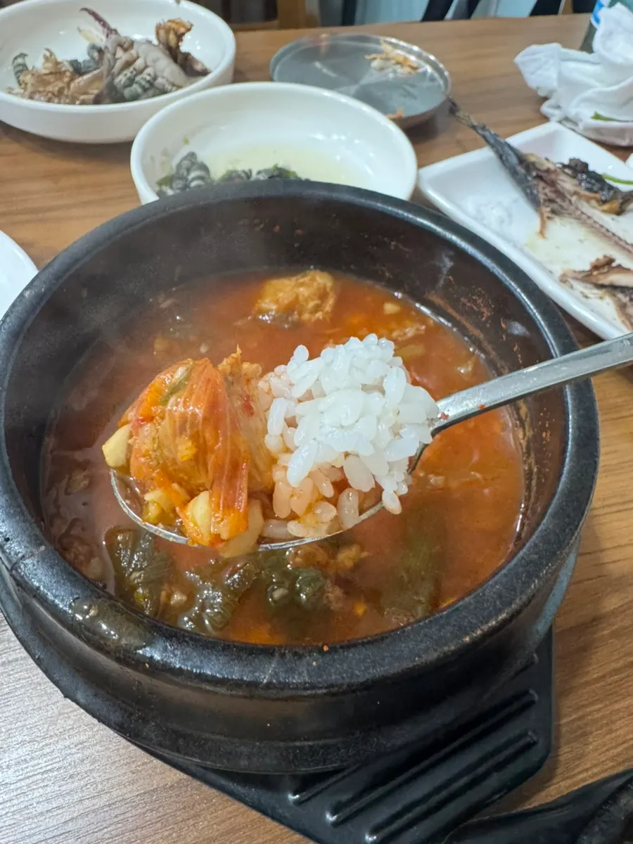 칼칼하게 끓여 나온 가자미 매운탕