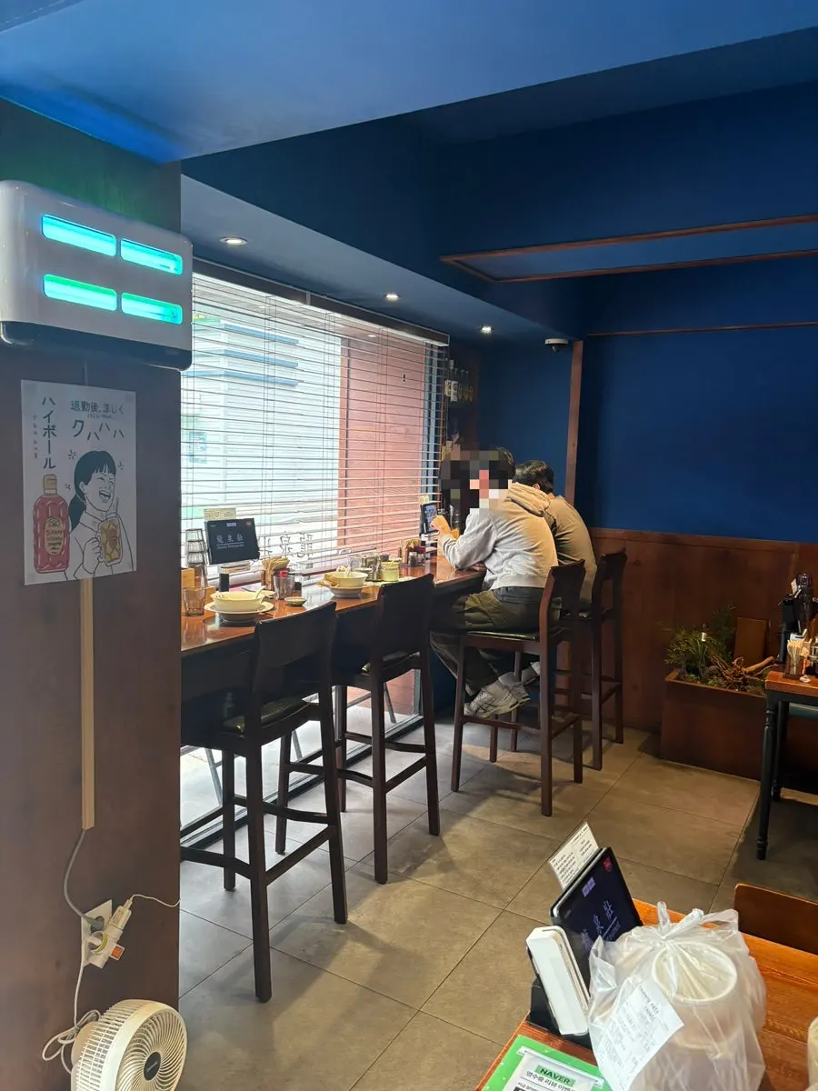 Interior seating at Ryusenso Beomeo Branch