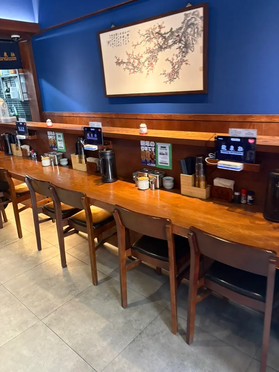 Solo-friendly seating at Ryusenso