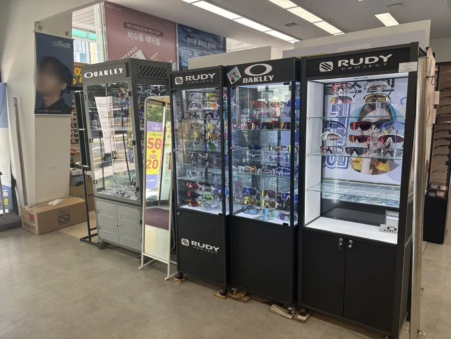 店舗正面のセリーヌ サングラス陳列