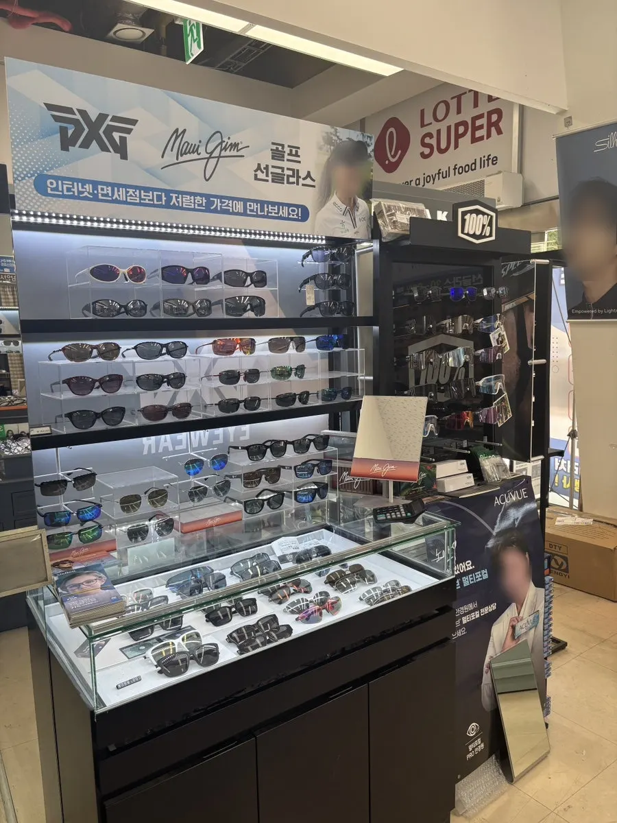 フォーアイズ眼鏡のフレーム商品陳列