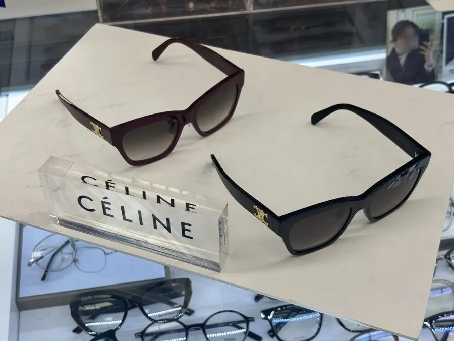 セリーヌ トリオンフのサングラスモデル展示