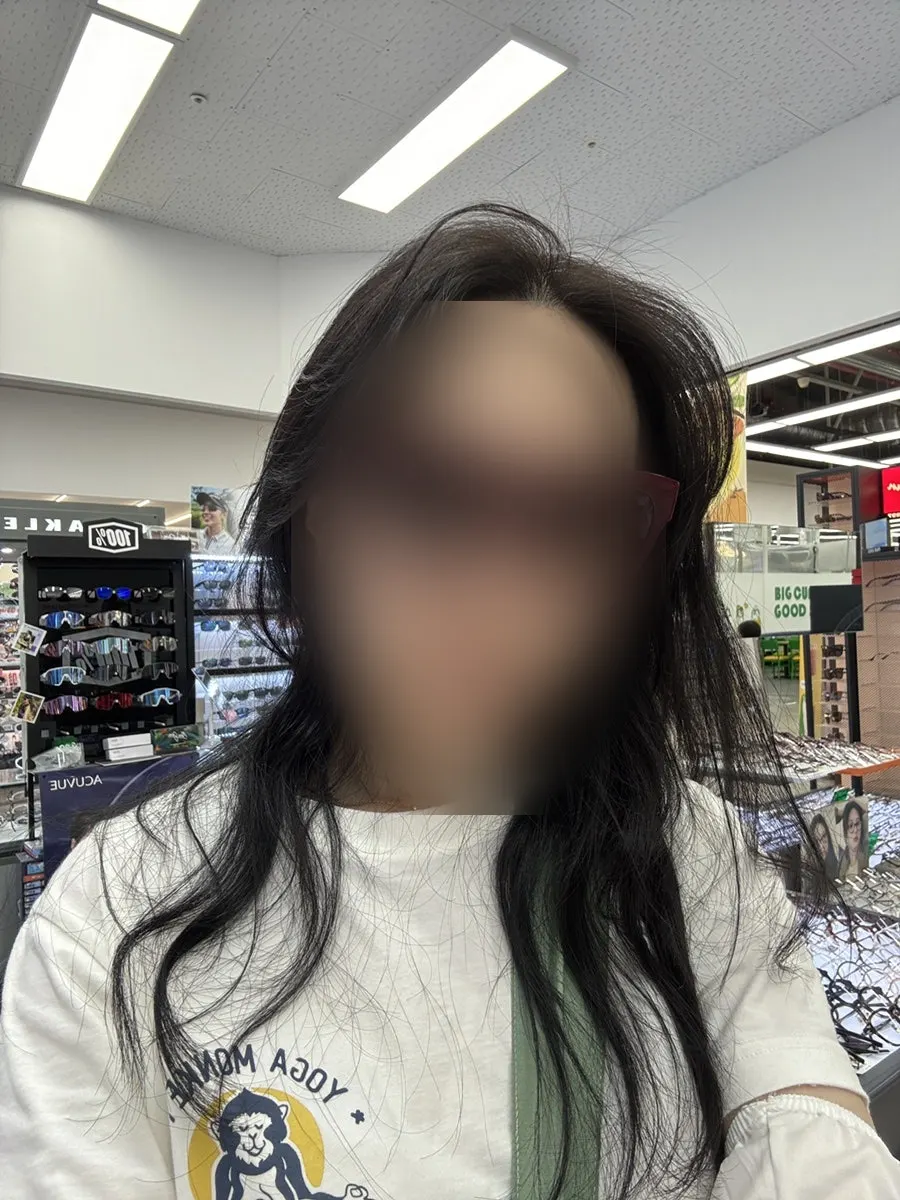 鏡の前で試着したセリーヌのサングラス